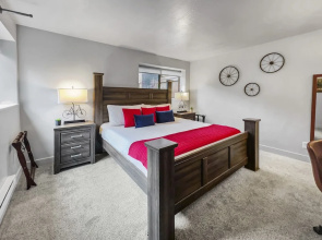 Hidden Haven At Apache Trail! 4 Bedroom Townhouse by RedAwning
