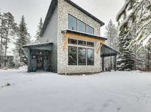 All-season Cabin: Hot Tub & Sauna in Donnelly