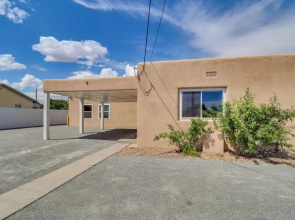 Central Albuquerque Getaway w/ Hot Tub & Grill!
