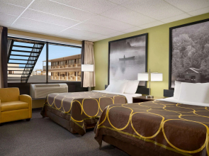 Super 8 by Wyndham Hearst ON