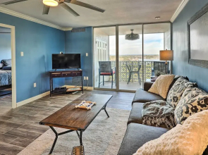 Views & Pool Access: Quaint Condo in Hot Springs!