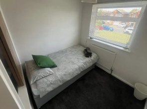 3-bed House Sleeps 5 - Smart Tv - Free Parking