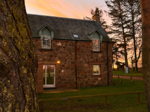 At The Bay: Quintessential Cottage in St Andrews