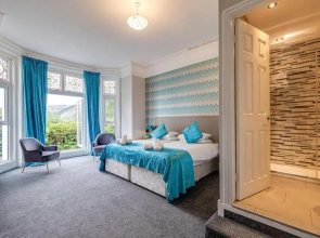 Delightful Holiday Home With sea Views and Hot Tub