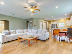 Pet-friendly Pensacola Home ~ 2 Mi to Bruce Beach!