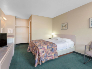 Super 8 By Wyndham Golden