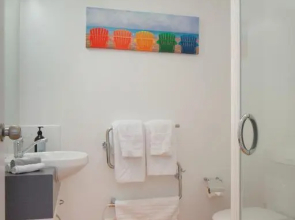 Ocean View Beach Escape - Top Floor Apartment, Mt Maunganui Base