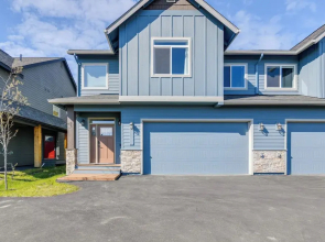 Chic Anchorage Townhome < 1 Mi to Kincaid Park!