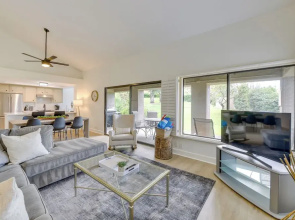 Quiet Palm Desert Condo: Workspace & Pool Access!