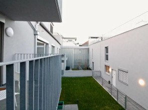 Balcony/Pool/Free Parking Garage Studio