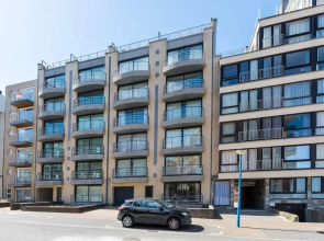 Apartment Near Seawall With sea View