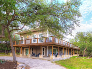 Willie's Hill Country Hideaway - Stay for 8 With Hot Tub & Fire Pit