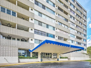 Mid-century Modern Condo on Lake Hamilton!