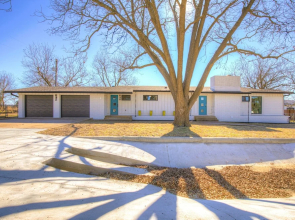 Luxury Cabin-right Across From Albert Dance Hall!