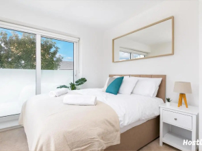 Elephant Court - Comfortable, spacious house with parking