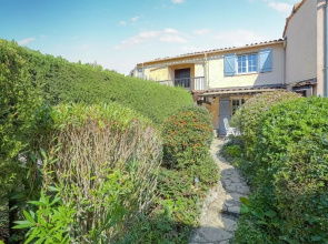 Classy Holiday Home with Swimming Pool, BBQ, Terrace, Garden