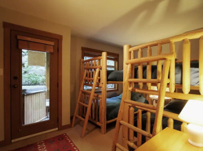 Beautifully Renovated, Fantastic Views Ski in out 3 Beds - Mountain Star