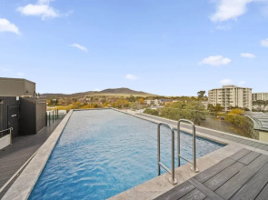 Sleek Inner-city 2-bed With Swimming Pool & BBQ