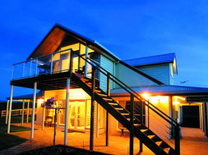 Logans Beach House and Apartments