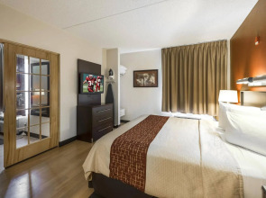 Red Roof Inn PLUS+ Long Island - Garden City