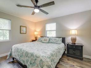 Lovely Emerald Isle Home, Walk to Beach!