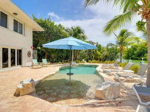 Walk to Beach: Waterfront Home in Marathon!
