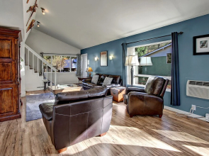 Baring Bend Lodge - Three Bedroom Cabin with Hot Tub