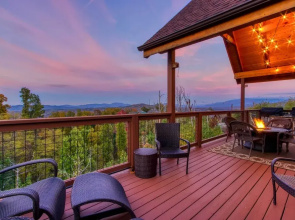 Woodsy Retreat w/ Fire Pit & Resort Amenities