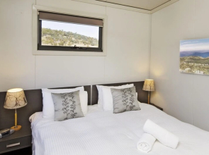 Ecocrackenback 7 'Sustainable, luxurious chalet close to the slopes.'