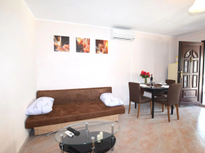 Lovable Apartment, Pool With Deckchairs, Fenced Garden With Grill, Wifi and Airco