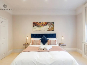 5 Min To Castle & Shops - Charming Character Home