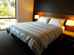 Coorong Waterfront Retreat