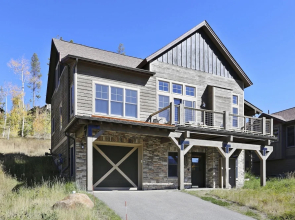 Rendezvous Luxury Cabin #130 by Winter Park Escapes
