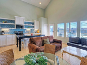 Sleeps 54, 4 Bayfront Homes Boat Dock, Waterfront Pool, Views Laguna Village