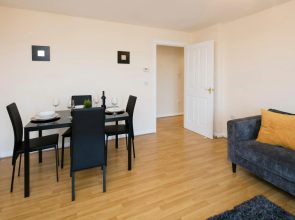 Birmingham Solihull, Short Stay Contractors HS2 NHS Medical Students Modern 2 Bed 2 Bathroom Apartment Dedicated Parking Close to NEC Coleshill
