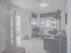 Beautiful 3-bed House With Communal Pool