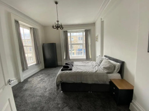 Spacious First Floor 3 Bed Mostyn Street Apartment