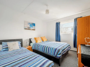 2 Bed Chalet - Sleeps 3 - River and Mountain Views