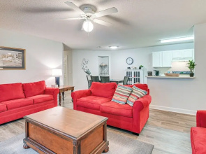 Murrells Inlet Condo w/ Pool Access, Near Beach!