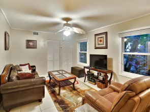 Emma's Secret by Avantstay Heart of Old Town w/ Shared Pool Month Long Stays Only
