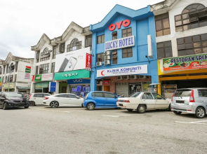 OYO 89406 Lucky Budget Hotel