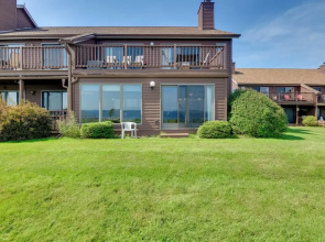Pool Access: Waterfront Lake Memphremagog Condo!