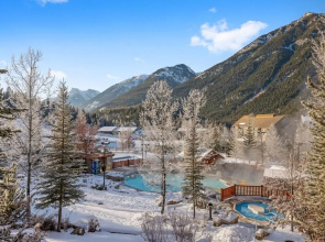MODERN 4,500 sqft Ski Chalet: 5 Br + 6 Ba | Pool Table | Pool + PRIVATE Hot Tub