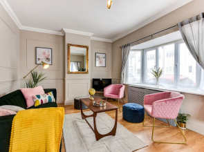 Beautiful 4 Bed House, 3 Minutes to Sea, Sleeps 8