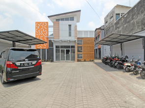 RedDoorz near Hartono Mall 3