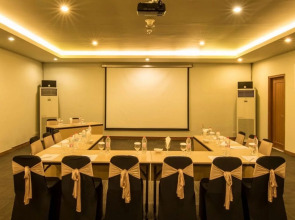 Отель Sevn Legian