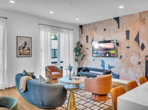 Rooftop Hot Tub City Views Pac-man Pool Table