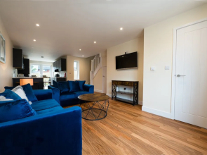 Beautiful Brand new Build 2-bedroom House Sleeps 5