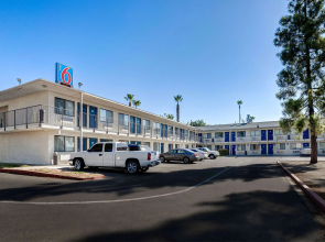 Motel 6 Bakersfield, CA - South