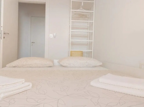Mika's 2-Bedroom Seaview Flat & Parking